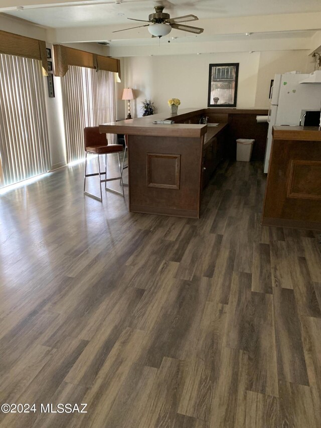 6352 N Barcelona Ln Unit 106, Tucson, AZ 85704 - kitchen with ceiling fan, dark wood-style floors, and a kitchen breakfast bar