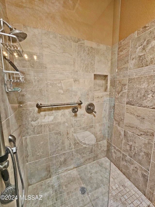 bathroom featuring tiled shower