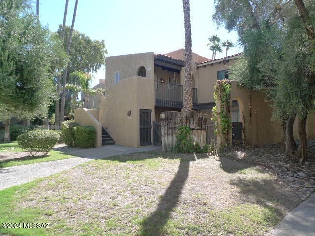 exterior space featuring a balcony