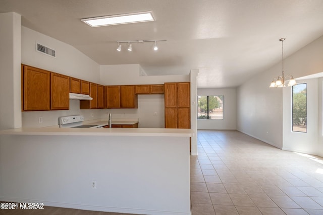 kitchen with hanging light fixtures, kitchen peninsula, white stove, an inviting chandelier, and vaulted ceiling