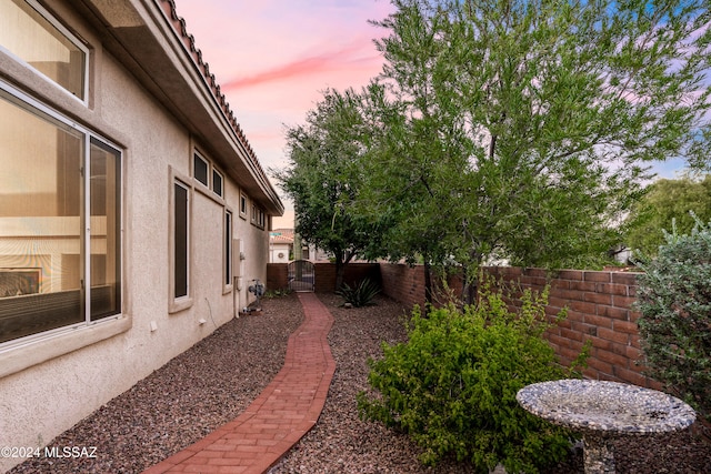 view of yard at dusk