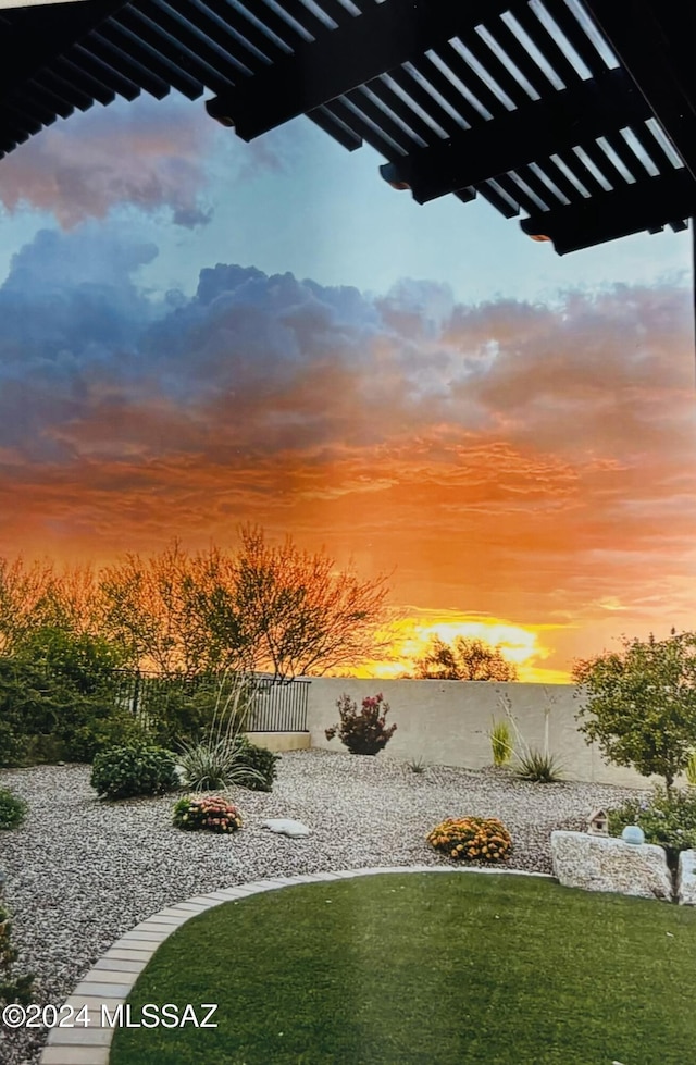 view of yard at dusk