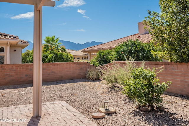 view of yard with a mountain view