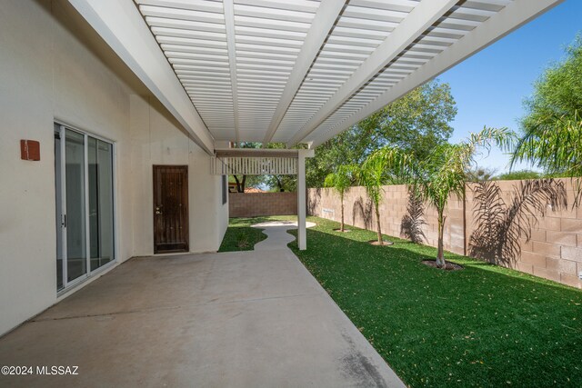 view of yard featuring a patio