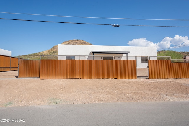 view of yard featuring a mountain view