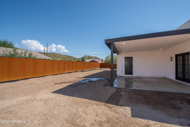 view of yard featuring a patio area