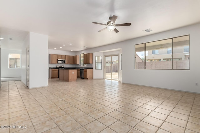 unfurnished living room featuring ceiling fan, light tile patterned flooring, recessed lighting, visible vents, and baseboards