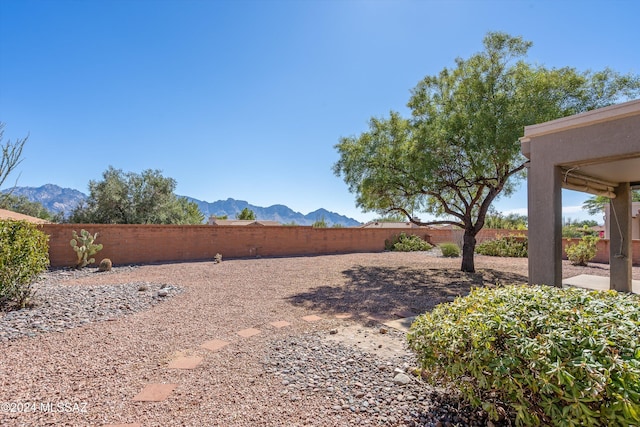 view of yard featuring a mountain view