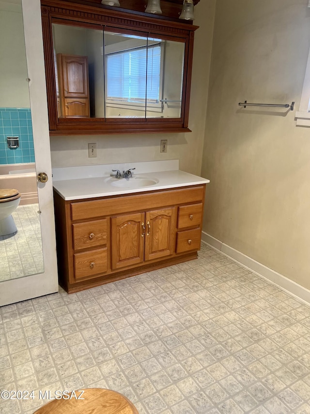 172 S Austin Blvd, Willcox, AZ 85643 - bathroom featuring baseboards, a bathing tub, and vanity