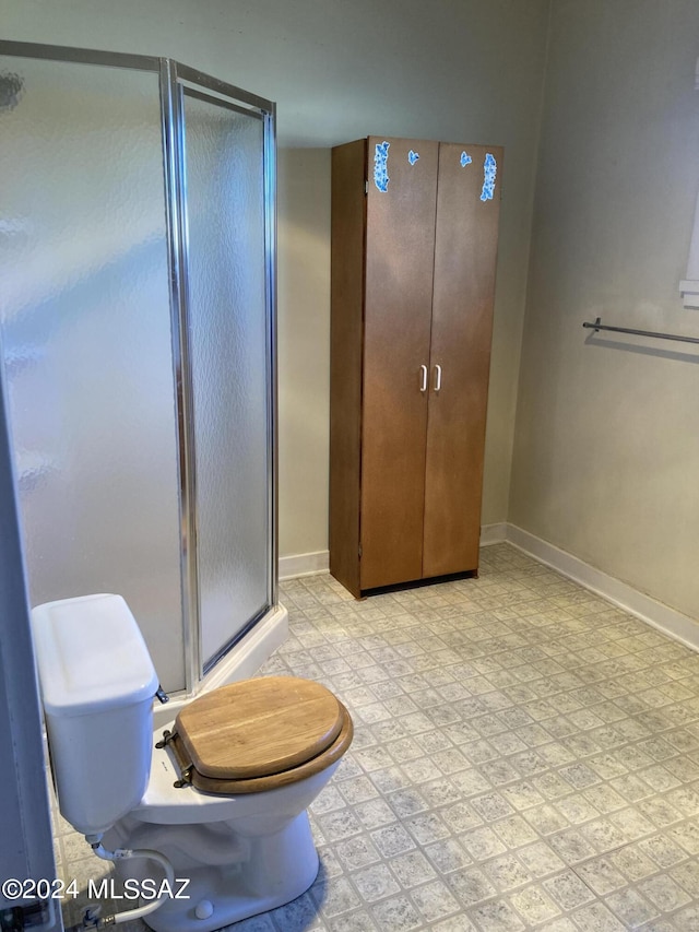 172 S Austin Blvd, Willcox, AZ 85643 - bathroom featuring baseboards, toilet, a stall shower, and tile patterned floors