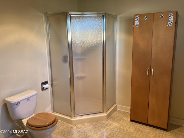 172 S Austin Blvd, Willcox, AZ 85643 - full bath featuring baseboards, toilet, tile patterned floors, and a stall shower