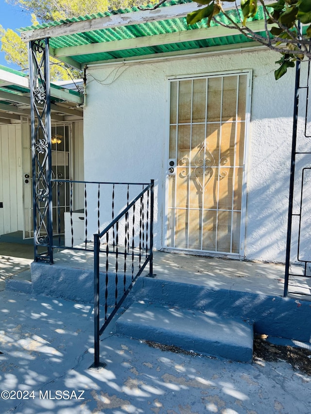 172 S Austin Blvd, Willcox, AZ 85643 - view of exterior entry with stucco siding