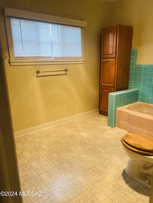 172 S Austin Blvd, Willcox, AZ 85643 - full bath with a garden tub, toilet, and baseboards