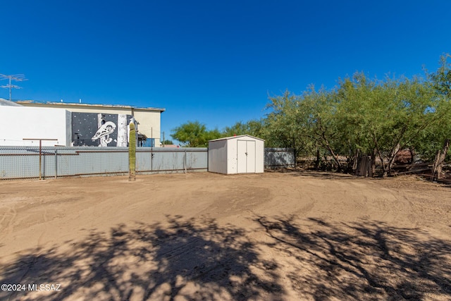 view of yard with a storage unit