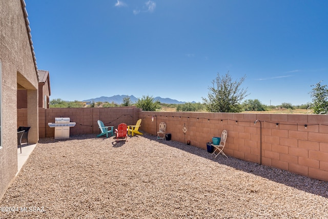 view of yard featuring a mountain view