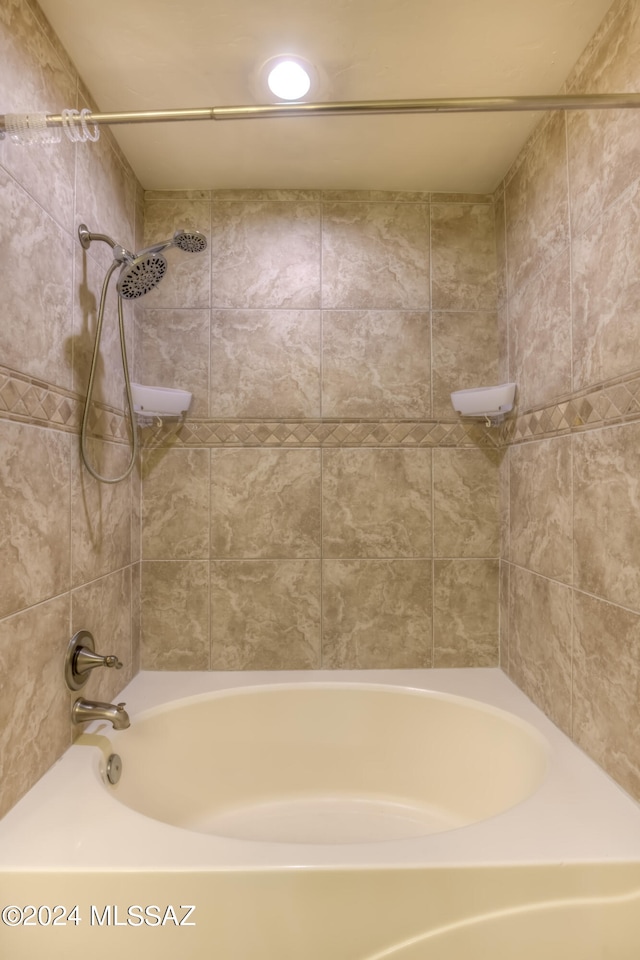 bathroom with tiled shower / bath