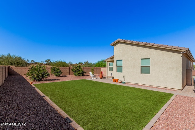 view of yard featuring a patio area