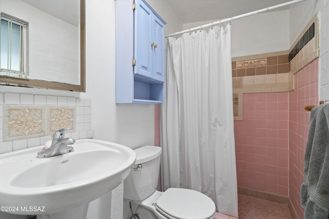 bathroom with backsplash, sink, curtained shower, and toilet