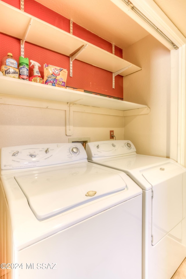 10081 N Pitchingwedge Ln, Tucson, AZ 85737 - laundry room featuring independent washer and dryer