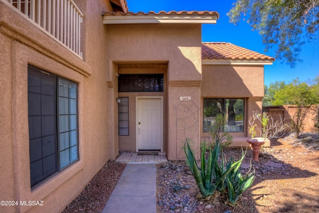 10081 N Pitchingwedge Ln, Tucson, AZ 85737 - view of exterior entry with stucco siding and a tiled roof