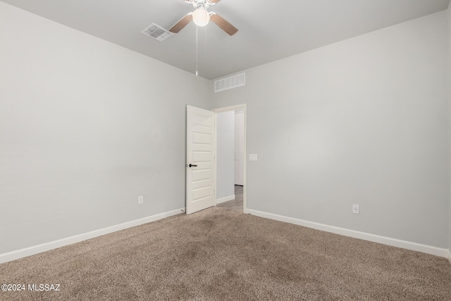 carpeted empty room featuring ceiling fan