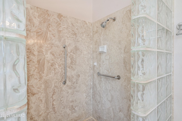 bathroom featuring a tile shower