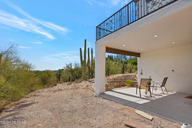 view of front of house featuring a garage and a mountain view