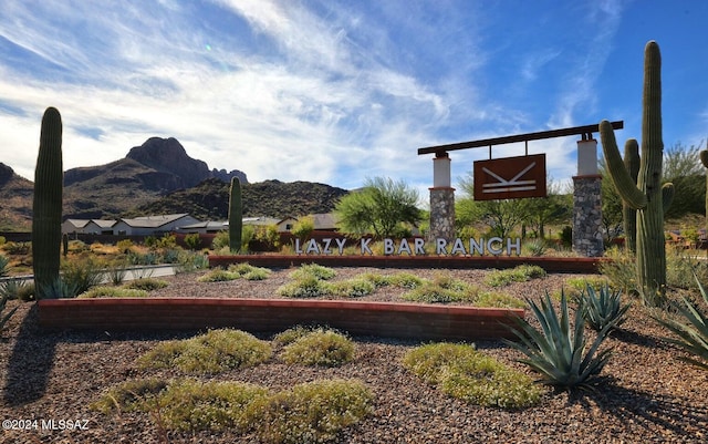 community / neighborhood sign featuring a mountain view