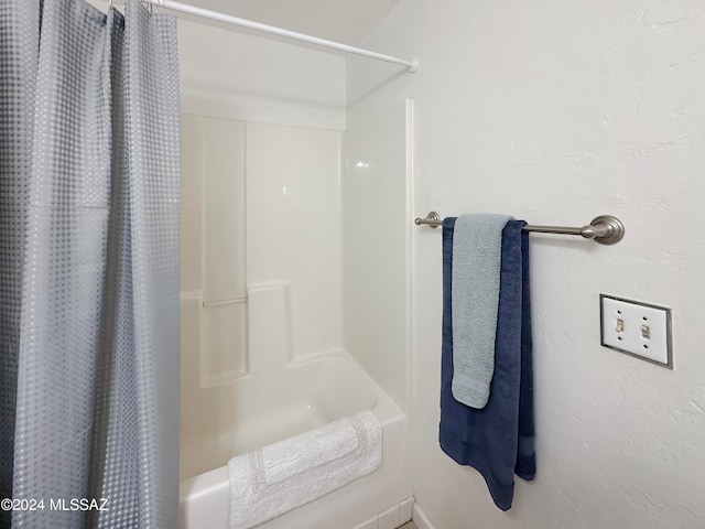 bathroom featuring shower / bath combo