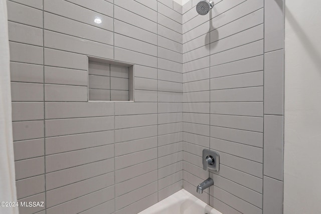 bathroom featuring tiled shower / bath combo