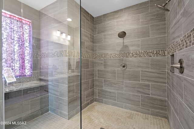 bathroom featuring a tile shower