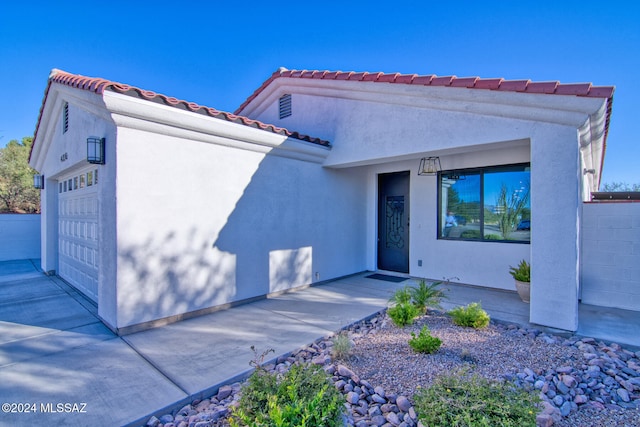 view of front of house featuring a garage