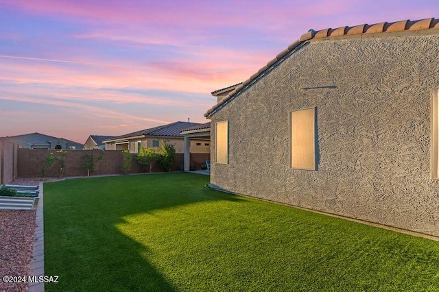 view of yard at dusk