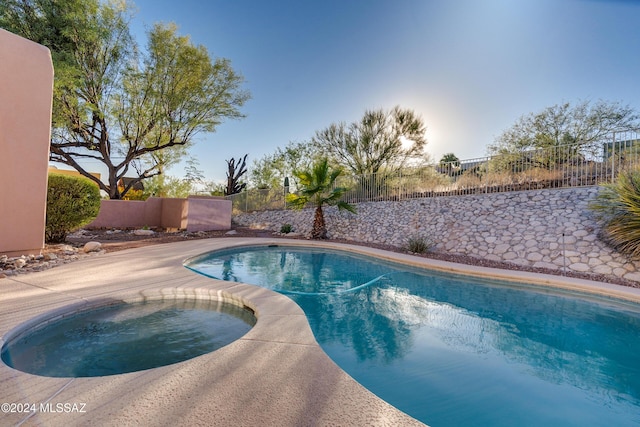 view of pool featuring an in ground hot tub