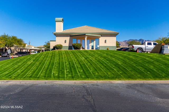 view of front facade with a front lawn