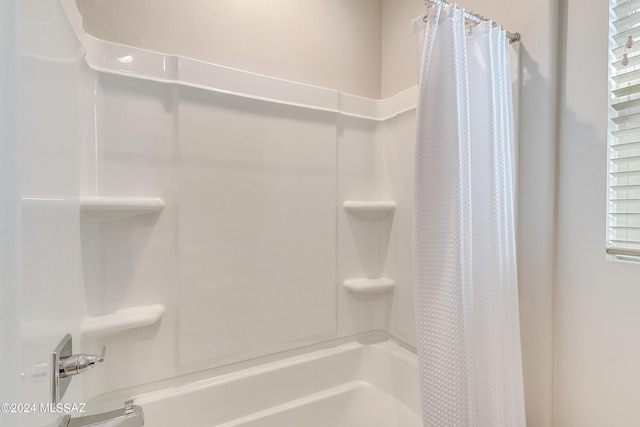 bathroom featuring shower / tub combo