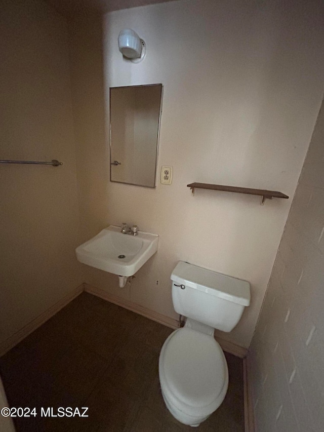 bathroom featuring sink and toilet