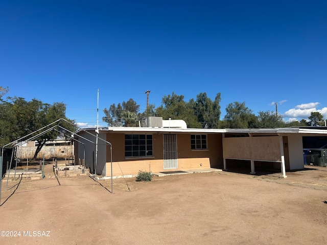 manufactured / mobile home featuring a carport