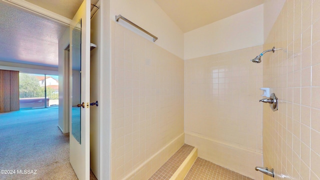 bathroom featuring a tile shower