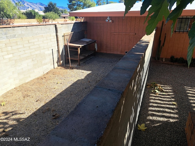 view of yard featuring a mountain view