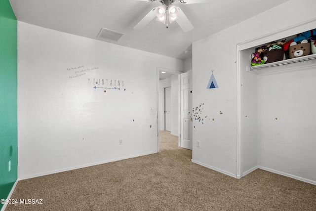 unfurnished room with carpet flooring and ceiling fan