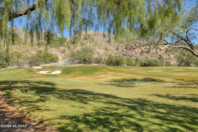 view of property's community featuring a lawn