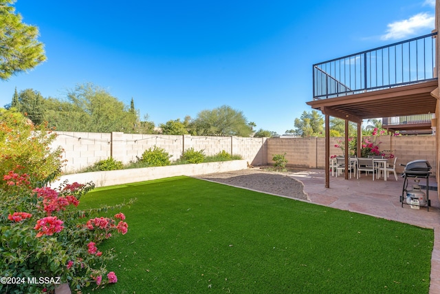 view of yard with a patio