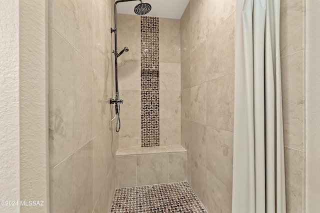 room details featuring a shower with shower curtain