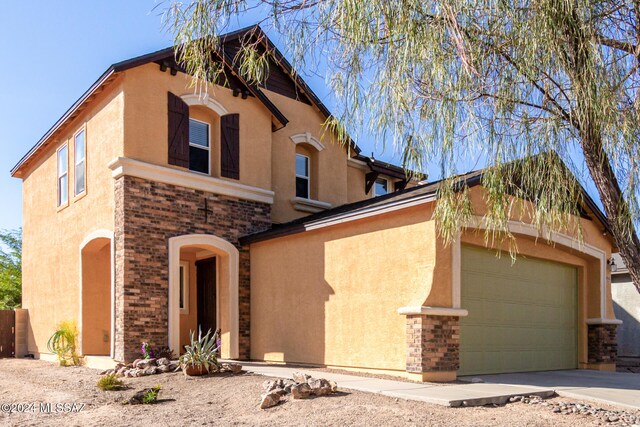 view of front facade featuring a garage