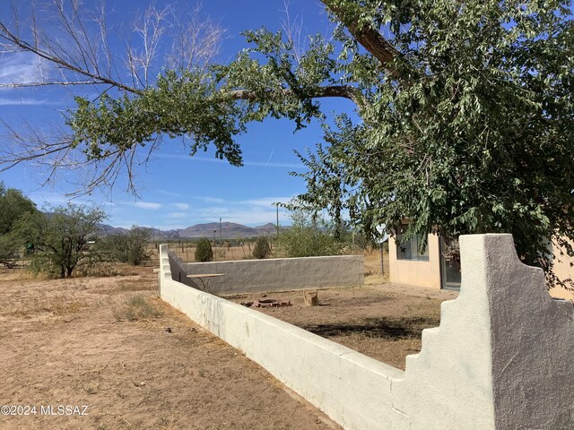 view of yard with a mountain view