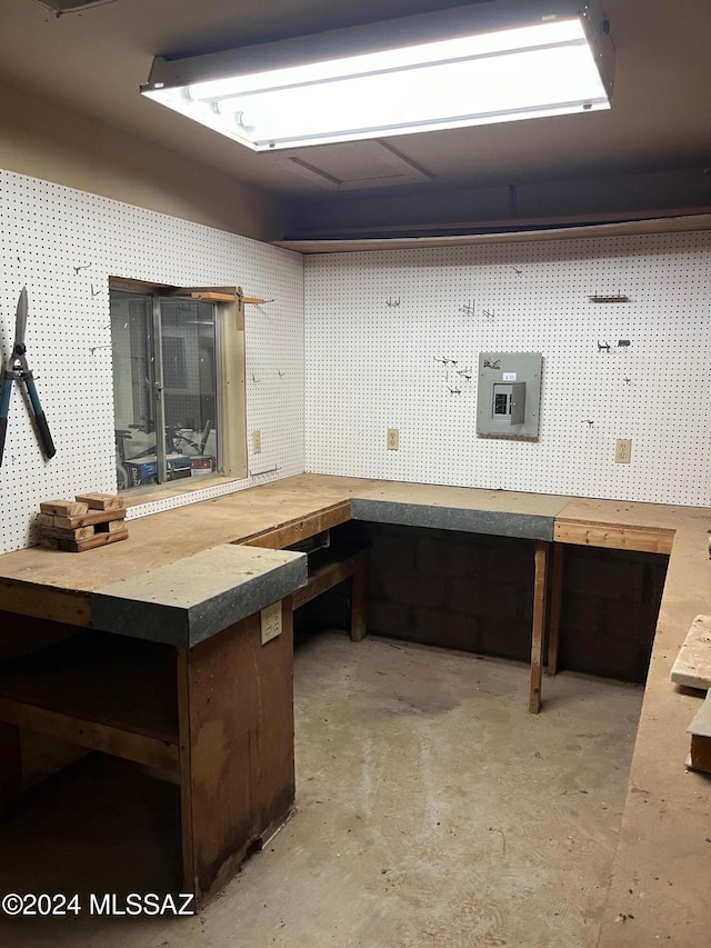 7857 W Winchester Easement, Willcox, AZ 85643 - interior space with a workshop area and electric panel