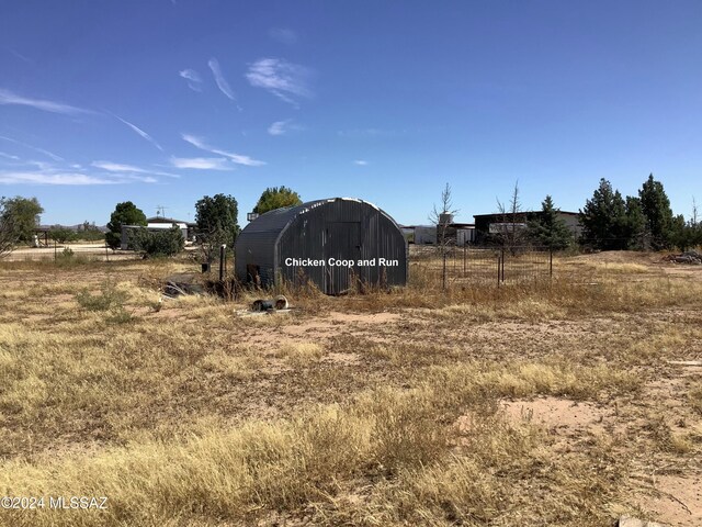 view of yard featuring a rural view