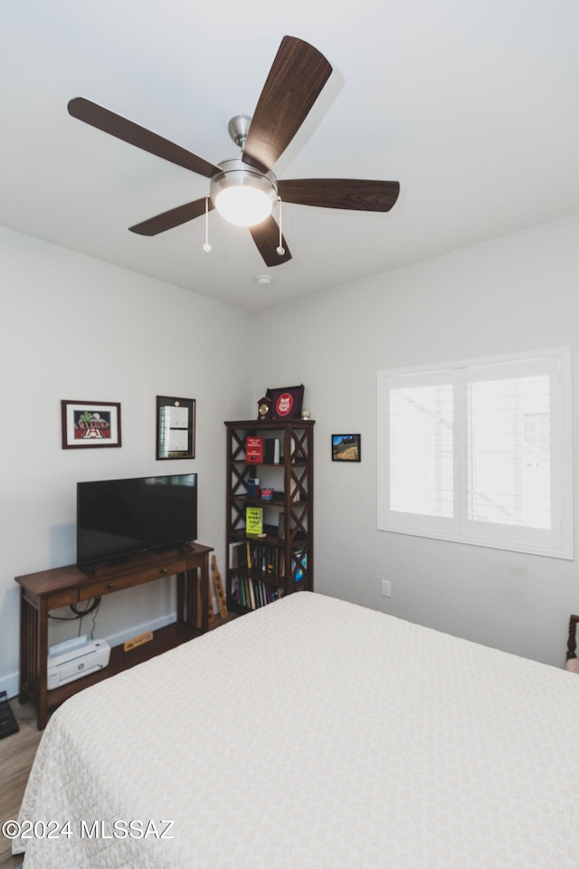 bedroom featuring ceiling fan