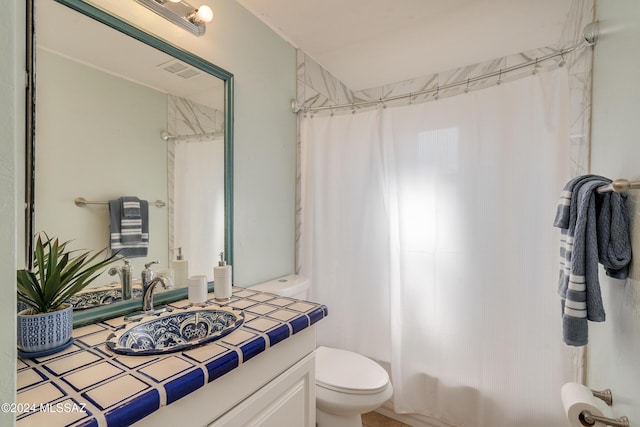 full bathroom with shower / bath combo with shower curtain, vanity, and toilet